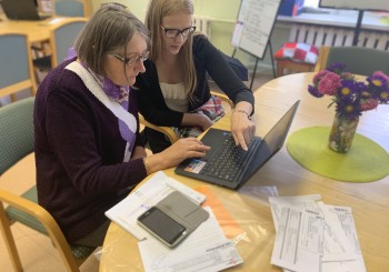 Pensionāri apgūst datorprasmes Dienas centrā „Kopā būt”