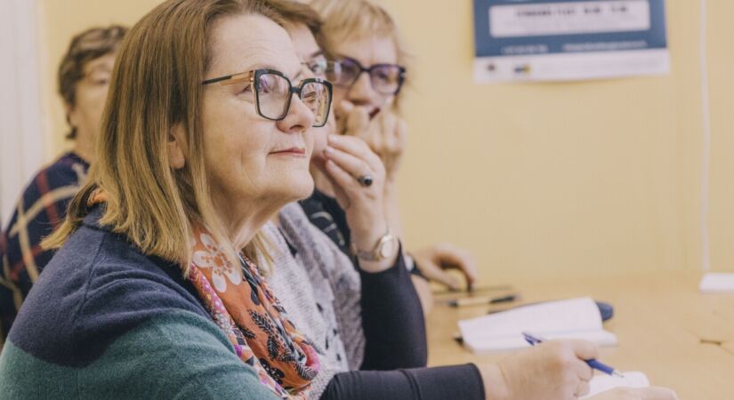 Paslēpties no vientulības un sajust, ka esi vajadzīgs — kā Jēkabpilī darbojas Senioru universitāte