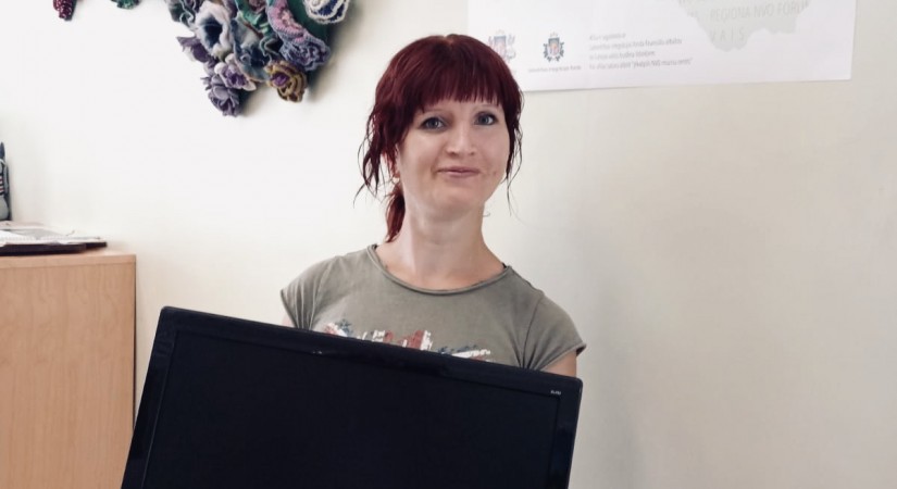 Māmiņu biedrība saņem davanā datoru