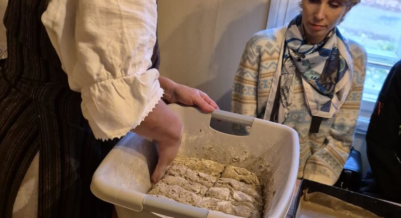 KULTŪRTANDĒMS: Kultūrorientācijas kurss. Latviskās tradīcijas un maizes cepšana amatu mājā “Rūķīši”