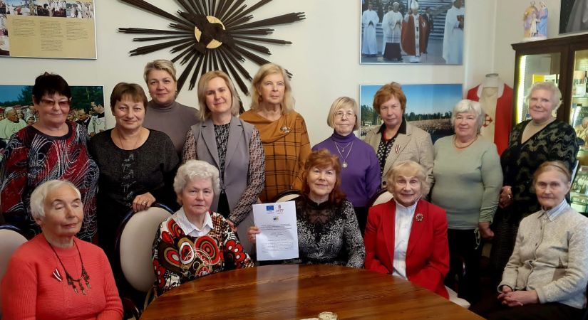 Projekta ekspertes tiekas ar senioriem fokusgrupās