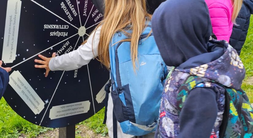 Kūku ciemā atklāta interaktīvā rekreācijas zona – jauna vieta izziņai, ģimenes atpūtai un kopienas saliedētībai