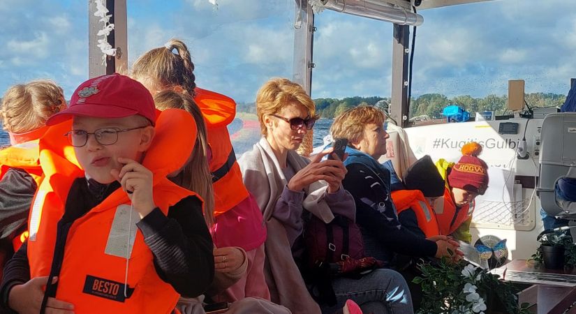 KULTŪRTANDĒMS: Pārgājiens Likteņdārzā un izbrauciens ar kuģīti jaunākajiem dalībniekiem