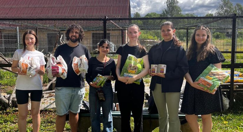 Projekta “Volunteers Add Inspiration” dalībnieki apmeklē dzīvnieku patversmi