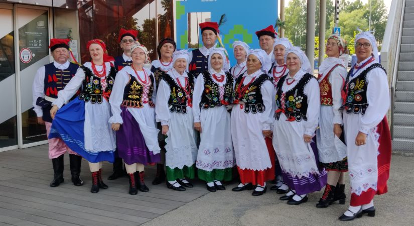 Borščs ar pampuškām, kartupeļu pankūkas (deruni), vareniki: Liepāja sasauc Latvijas mazākumtautību “samitu”