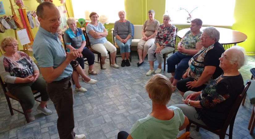 Dienas centrā “Kopā būt” vingrošana ar Raivo kļūst populāra