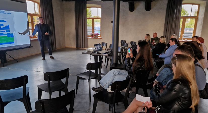 Kultūrorientējošu kursu laikā Ukrainas civiliedzīvotāji uzzina par izglītības un mūžizglītības iespējām Latvijā