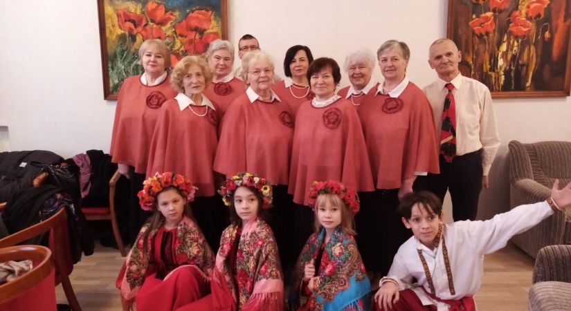 Biedrība apciemo pansionātu „JAUNĀMUIŽA“: labdarības koncerts un zeķu dāvinājums