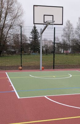 Salas ciemā izbūvēts jaunais multifunkcionālais sporta laukums