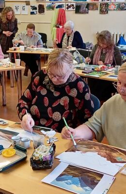 Kā aizrit radošās nodarbības Vidusdaugavas Senioru universitātē