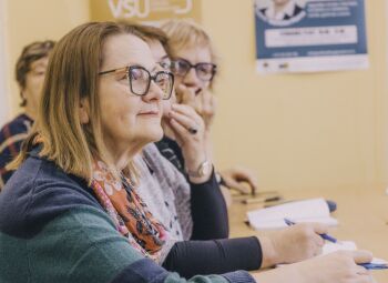 Paslēpties no vientulības un sajust, ka esi vajadzīgs — kā Jēkabpilī darbojas Senioru universitāte