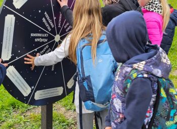 Kūku ciemā atklāta interaktīvā rekreācijas zona – jauna vieta izziņai, ģimenes atpūtai un kopienas saliedētībai