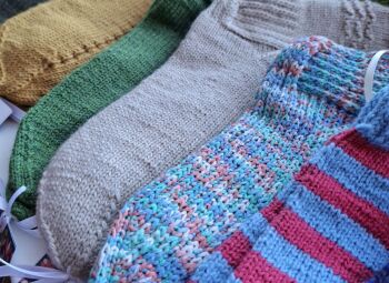 Sasildies spelgonī ar senioru radītajiem adījumiem