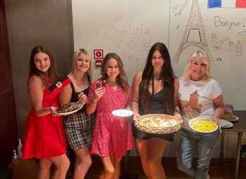 Jēkabpils novada BJC jaunieši kopā ar jauniešu kluba “13.pirmdiena” vadītāju un grupas līderi Liliju Upīti par Erasmus+ projektu 