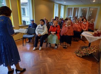 Apmeklē  pansijas “Mežvijas” seniorus 