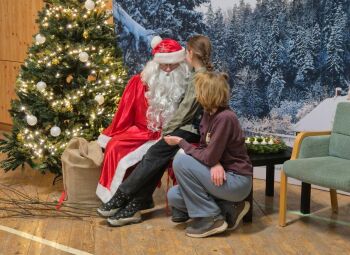 Radošā darbnīca Ziemassvētku noskaņā Ukrainas civiliedzīvotājiem