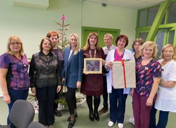 Biedrība veic vilnas zeķīšu dāvinājumu Jēkabpils reģionālajai slimnīcai