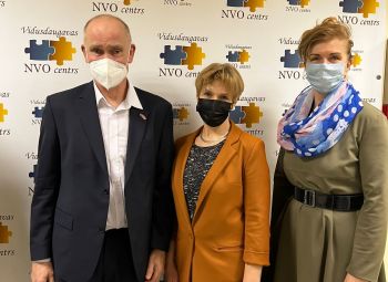Norvēģijas vēstnieks apmeklē Vidusdaugavas NVO centru
