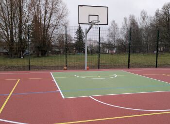 Salas ciemā izbūvēts jaunais multifunkcionālais sporta laukums