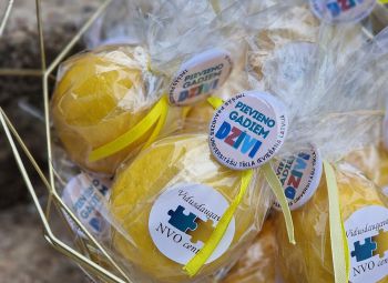 Seniori tiekas ar Jēkabpils novada domes deputātiem pasākumā “Kafija ar politiķiem”