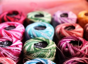 Dienas centram “Kopā būt” bijusī jēkabpiliete ziedo materiālus radošajām nodarbībām